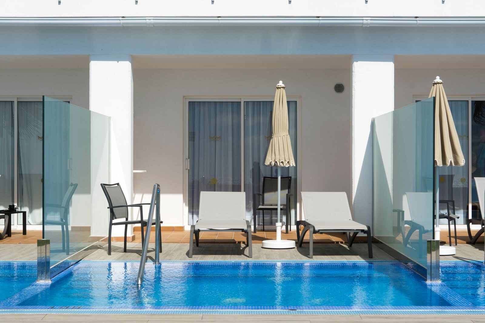 Plage & contour de piscine